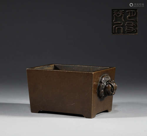 In the Qing Dynasty, the bronze double animal ear four-way c...