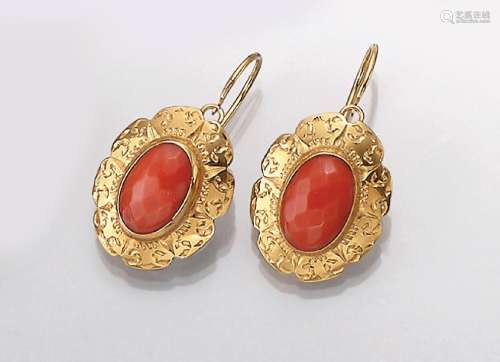 Pair of 18 kt gold earrings with corals