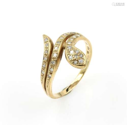 14 kt gold snakering with diamonds