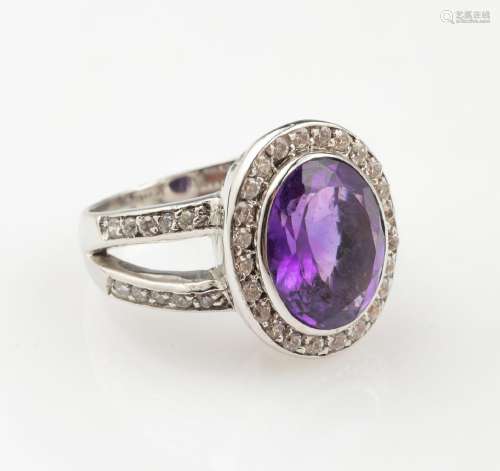 18 kt gold ring with amethyst and diamonds