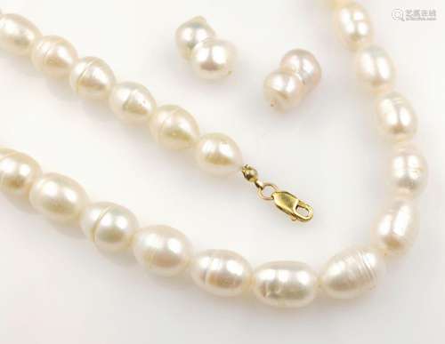 Chain made of cultured fresh water pearls