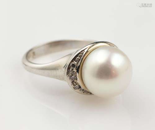 14 kt gold ring with cultured pearl and brilliants