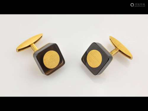 Pair of 18 kt gold cufflinks with onyx