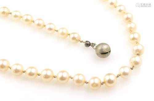 Long necklace with cultured akoya pearls