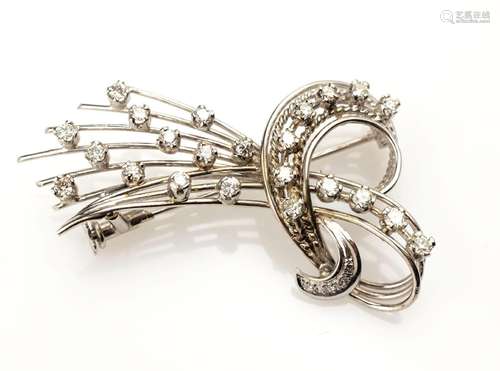 14 kt gold brooch with diamonds