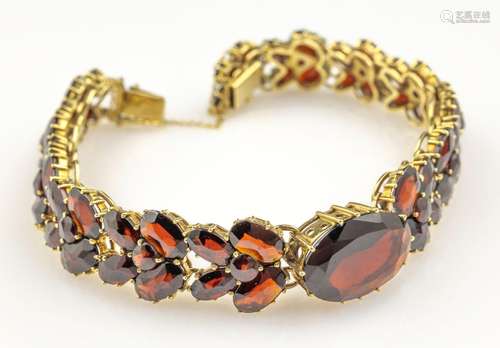 14 kt gold bracelet with garnets