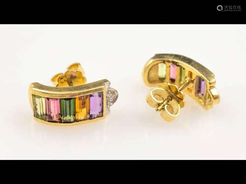 Pair of 18 kt gold earrings with brilliants and coloured sto...