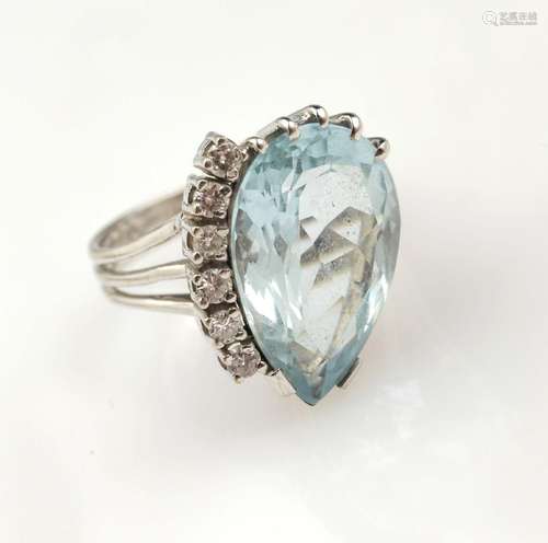 14 kt gold ring with aquamarine and brilliants