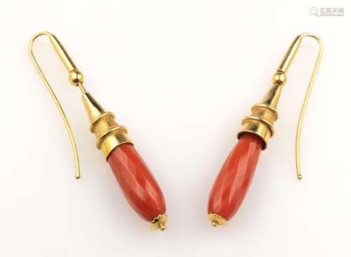 Pair of 18 kt gold earrings with coral