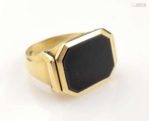 14 kt gold gents ring with onyx, YG 585/000