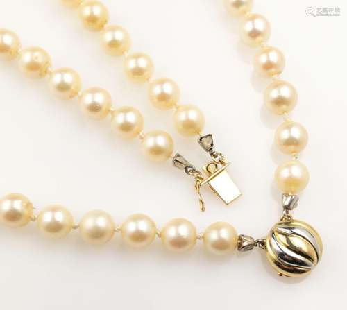 2-row necklace made of cultured akoya pearls, clasp YG/WG 58...