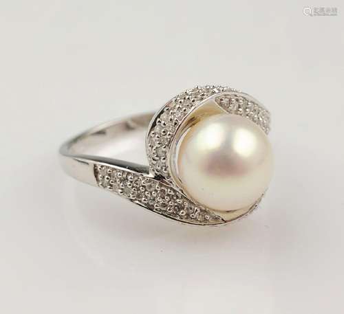 14 kt gold ring with cultured pearl and diamonds