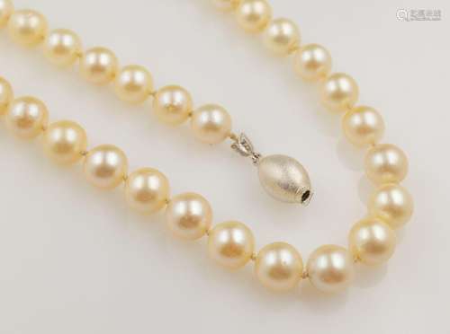 Necklace with cultured akoya pearls