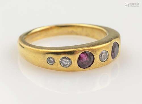 14 kt gold bandring with rubies and brilliants