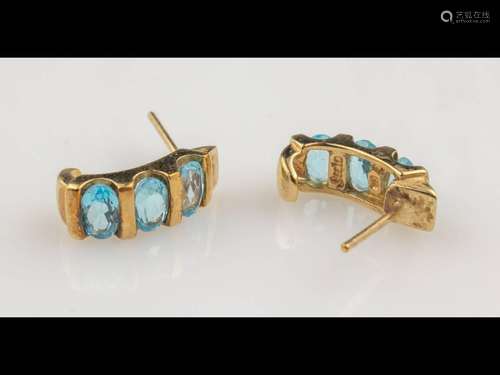 Pair of 9 kt gold earrings with blue topazes