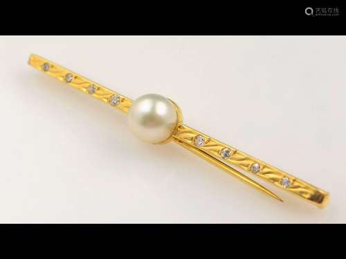 18 kt gold brooch with cultured pearl and diamonds