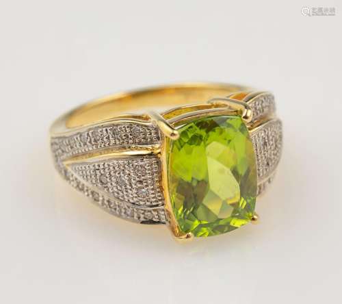 18 kt gold ring with peridot and brilliants