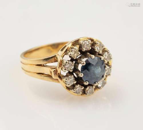 14 kt gold ring with sapphire and brilliants