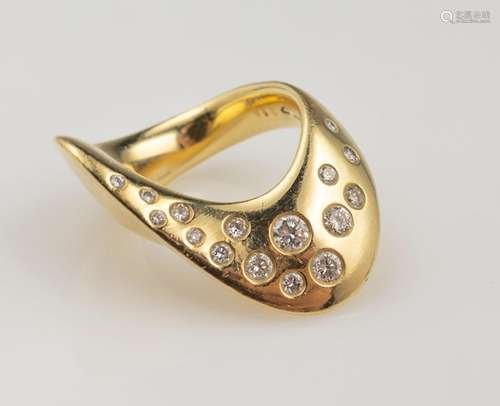 Extraordinary 14 kt gold designer-ring with brilliants