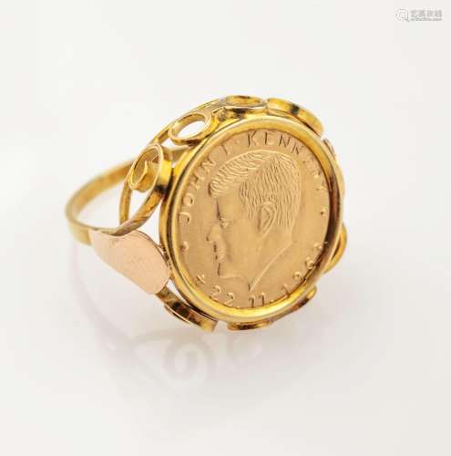14 kt gold ring with medal