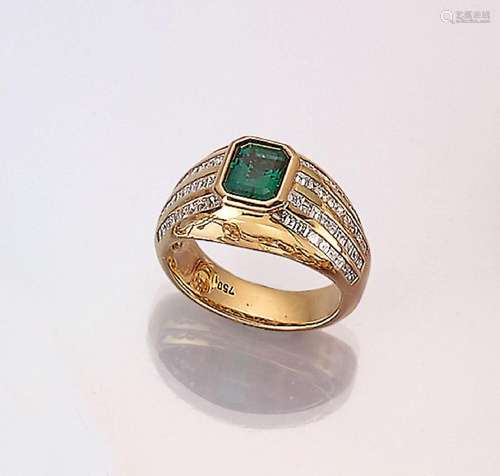 18 kt gold ring with diamonds and emerald