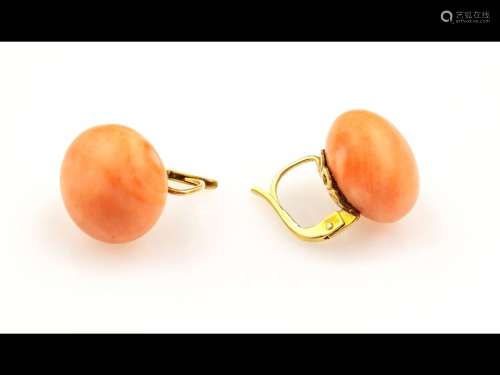Pair of earrings with coral-boutons