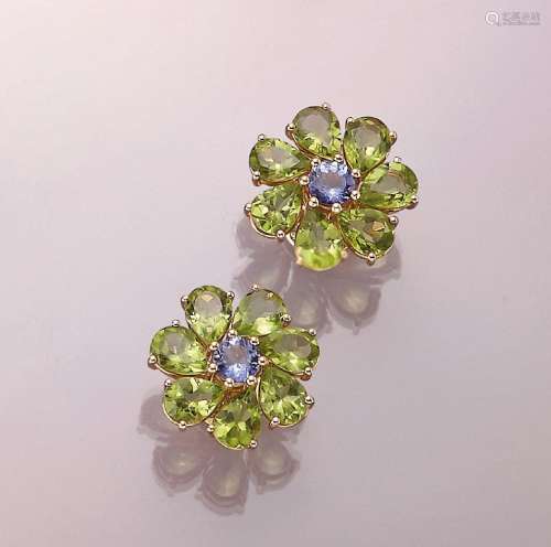 Pair of 18 kt gold earrings with peridots and tanzanites