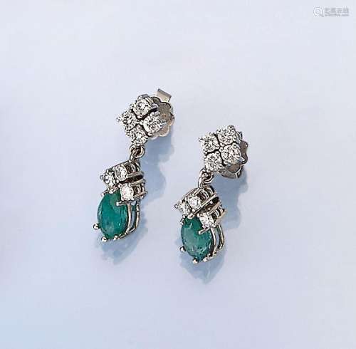 Pair of 14 kt gold earrings with emeralds and brilliants