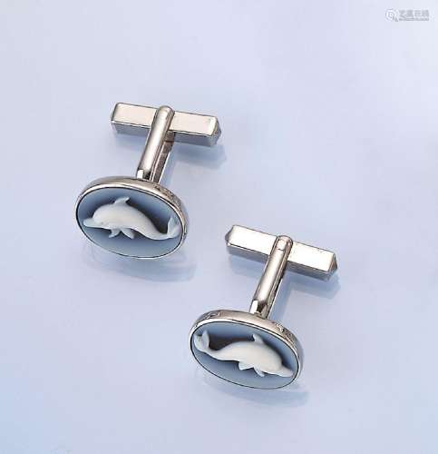 Pair of 18 kt gold cufflinks with layer stone cameo,
