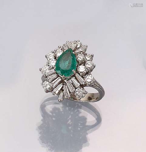 18 kt gold ring with emerald and diamonds