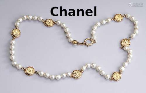 Long CHANEL necklace with pearls