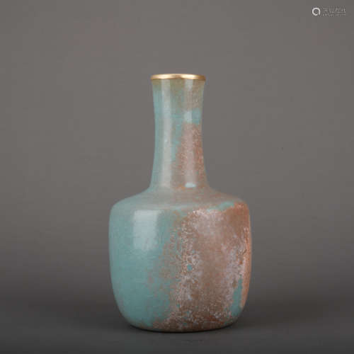 A celadon-glazed vase,Qing Dynasty