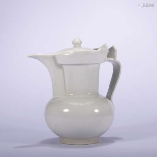 A white glazed pot,Ming Dynasty