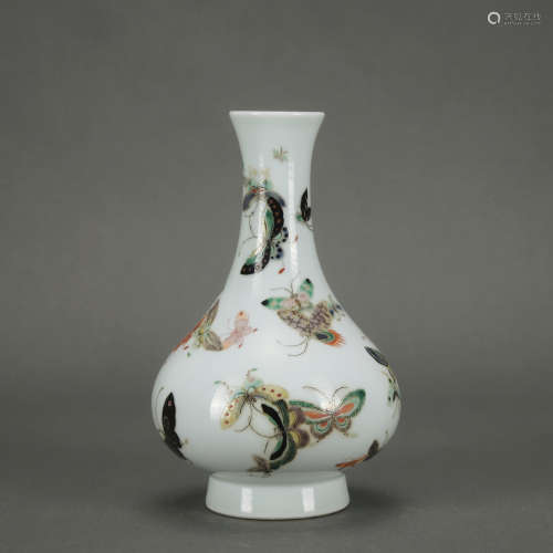 A Wu cai 'butterfly' vase,Qing Dynasty