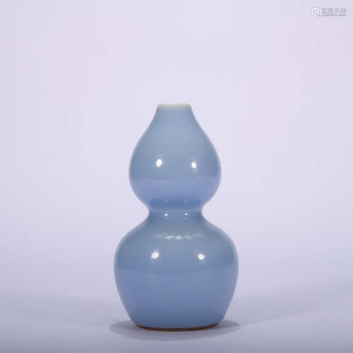 A celadon-glazed gourd-shaped vase,Qing Dynasty