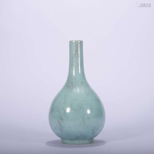 A celadon-glazed vase,Qing Dynasty