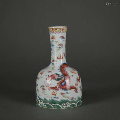 A Wu cai 'dragon' vase,Qing Dynasty