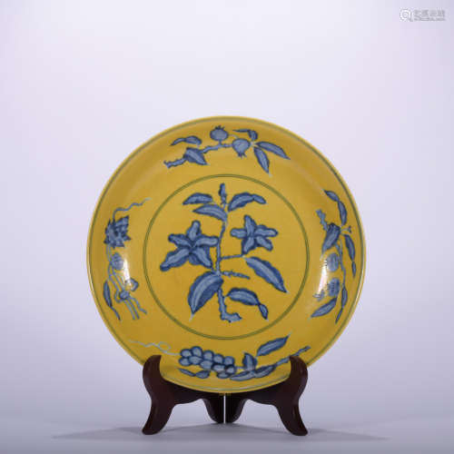 A yellow glazed blue and white dish,Ming Dynasty