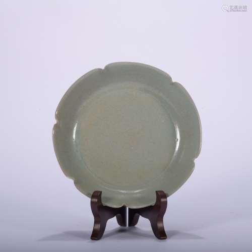 A celadon-glazed dish,Qing Dynasty