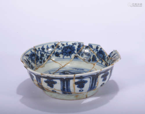 A blue and white 'floral' bowl,Ming Dynasty