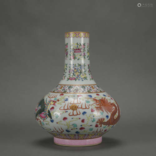 A famille-rose 'dragon' vase,Qing Dynasty