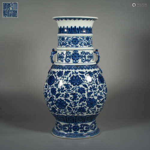 Qing Dynasty - Blue and white porcelain vase with flower pat...