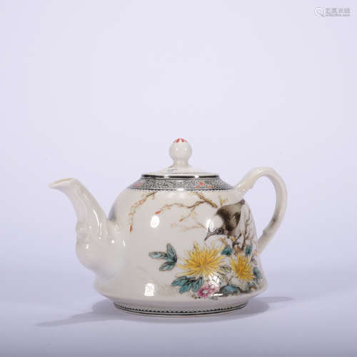 A famille-rose 'floral and birds' teapot,Qing Dynasty