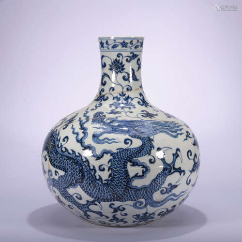 A blue and white 'dragon' globular vase,Ming Dynasty