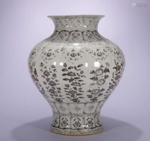 A copper-red-glazed 'floral' jar,Qing Dynasty