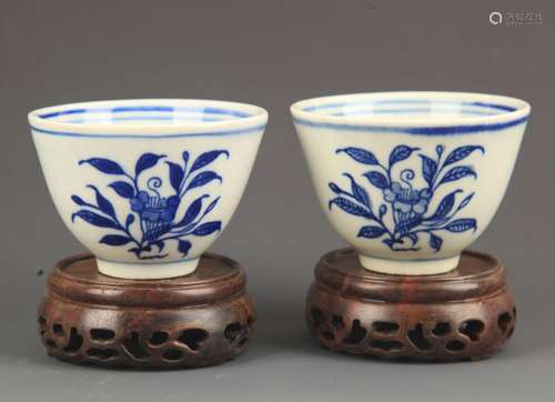 PAIR OF FLOWER BLUE AND WHITE CUP