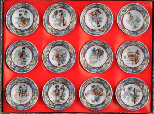 SET OF TWELVE SMALL FAMILLE VERTE PORCELAIN PLATE