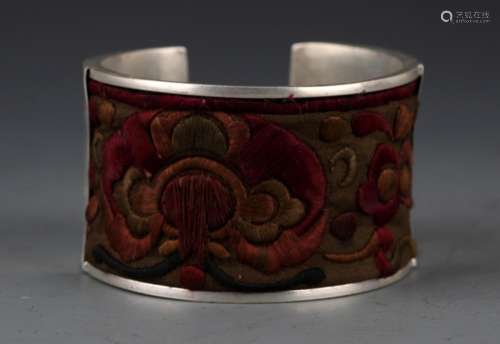 A FINE SILVER PLATED CHINESE BANGLE