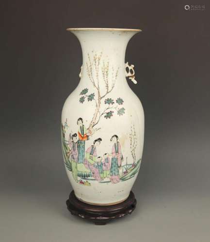 A TALL FAMILLE-VERTE PORCELAIN VASE