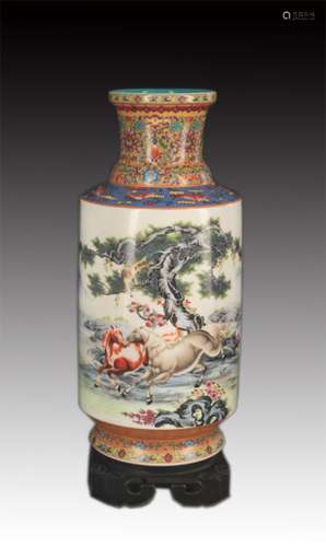 A FAMILLE ROSE HORSE PATTERN PORCELAIN VASE